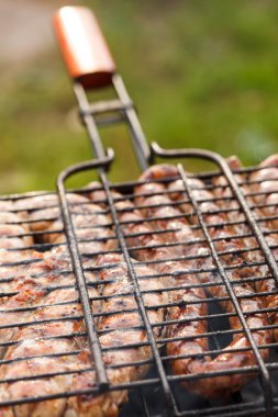 Sosisler ızgarada.