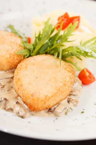 Hühnerschnitzel mit Kartoffeln — Stockfoto