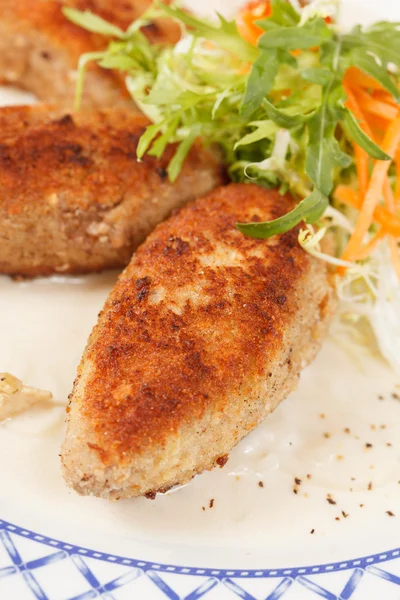 Chuletas con ensalada — Foto de Stock