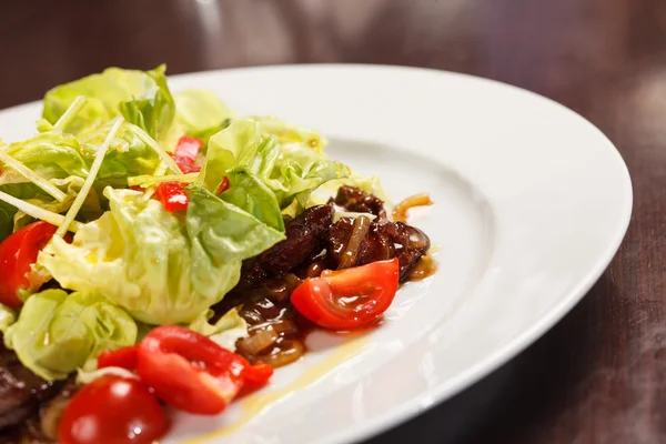 Salat mit Fleisch — Stockfoto