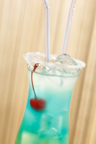 Cocktail blu con ciliegia — Foto Stock