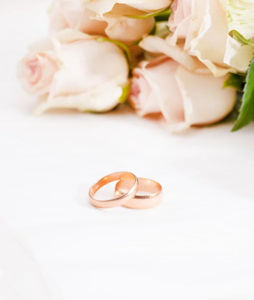 Roses and rings — Stock Photo, Image