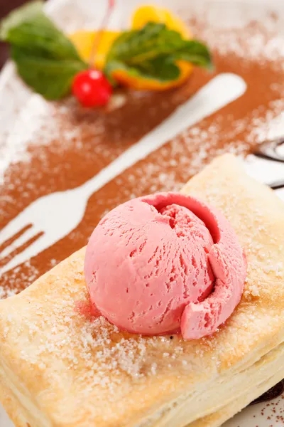 Pasta sfoglia con gelato — Foto Stock