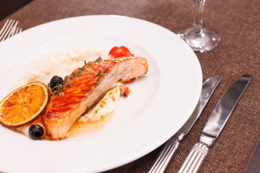 Somon steak patates ile