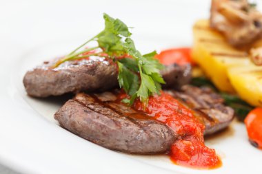 fırında sebzeli ızgara biftek