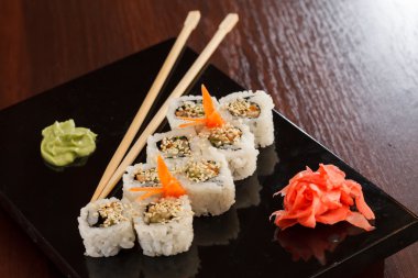 suşi yemek çubukları ile