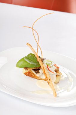 sazan balığı kızarmış patates üzerinde