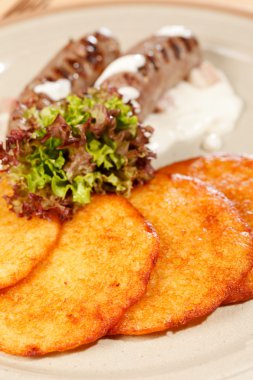 patates pancakes ile sosis