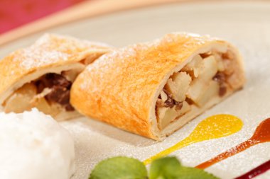 Vanilyalı dondurmalı elmalı turta.