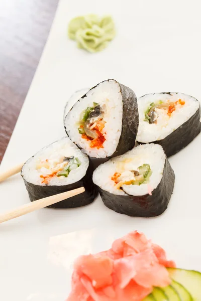 Sushi con palillos —  Fotos de Stock