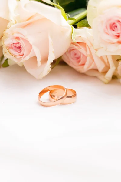 Rose e anelli — Foto Stock