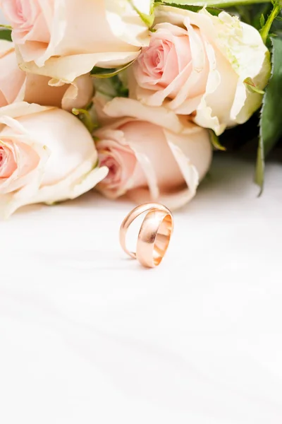 Rosas y anillos —  Fotos de Stock