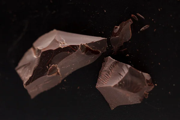 Chocolat sur fond noir — Photo