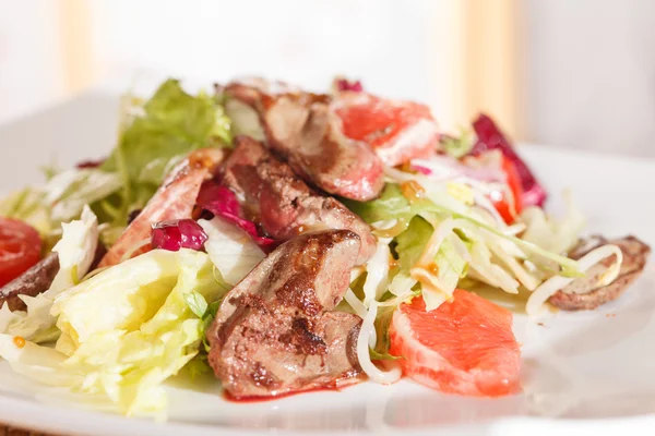 Salad dengan daging sapi dan jeruk — Stok Foto