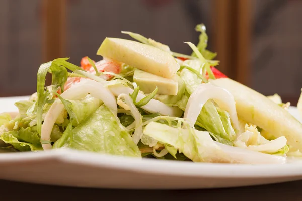 Salada com lula e camarões — Fotografia de Stock