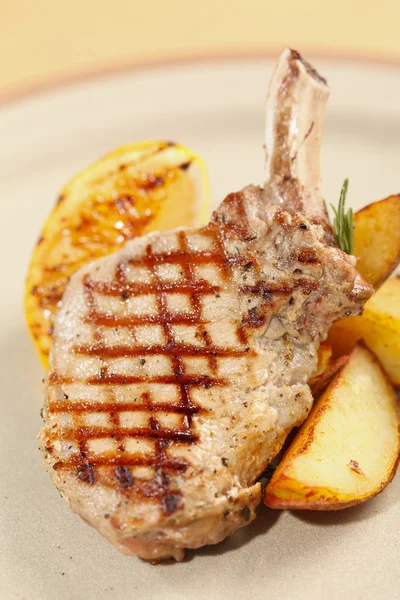 Costelas de carne grelhadas com batatas — Fotografia de Stock