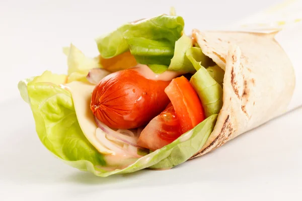 Tortilla com salsicha e legumes — Fotografia de Stock