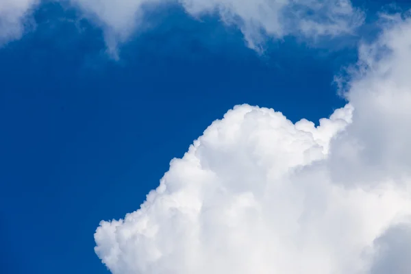 Blauer Himmel mit Wolken — Stockfoto