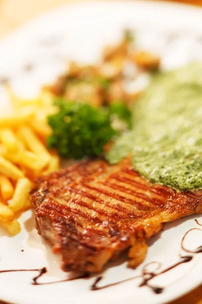 Steak grillé aux frites — Photo