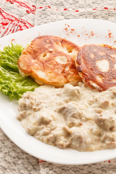 Pannenkoeken met saus — Stockfoto