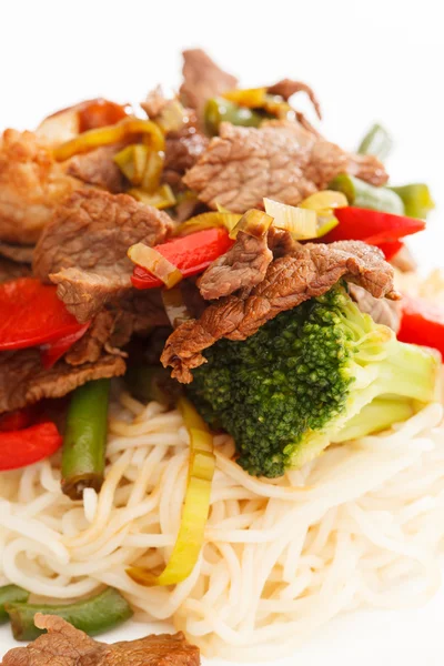 Noodles with Fried Beef and Vegetables — Stock Photo, Image
