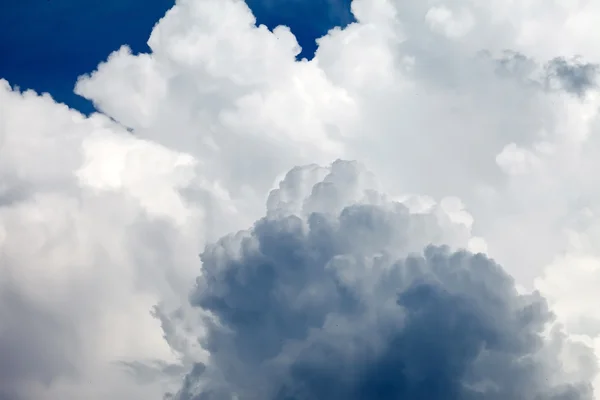 Драматичне небо з штормовими хмарами — стокове фото
