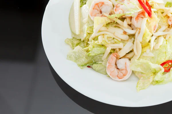 Salat mit Garnelen — Stockfoto