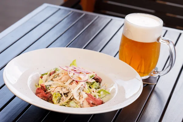 Salad and beer — Stock Photo, Image