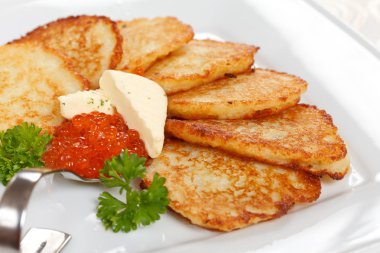 havyar ile kızarmış patates pancakes