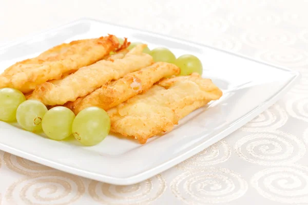 Fried mozzarella with grapes — Stock Photo, Image