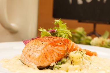 sebzeli somon bifteği