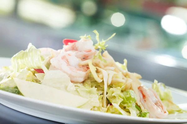 Salat mit Garnelen — Stockfoto