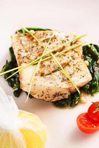 Pesce bianco con spinaci — Foto Stock