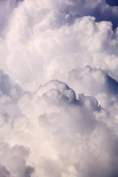 Blå himmel med moln — Stockfoto