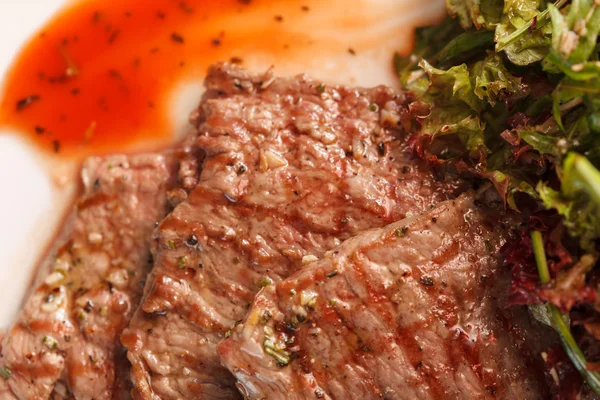 Bistecca con insalata — Foto Stock