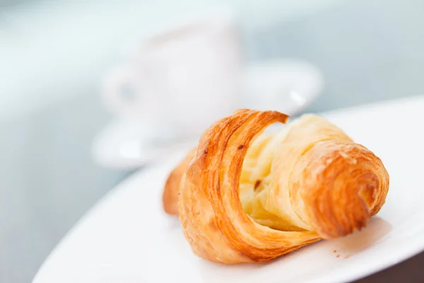 Ranní kávu s croissantem — Stock fotografie