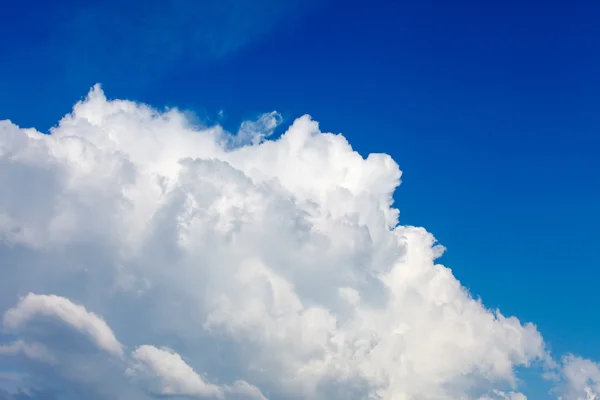 Céu azul com nuvens — Fotografia de Stock