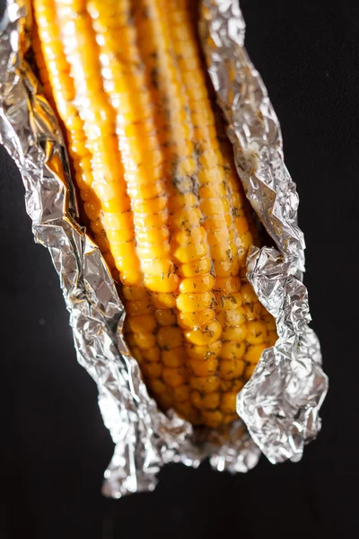 Kukorica fekete alapon — Stock Fotó