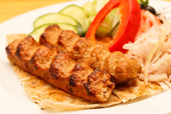 Kebab with vegetables — Stock Photo, Image