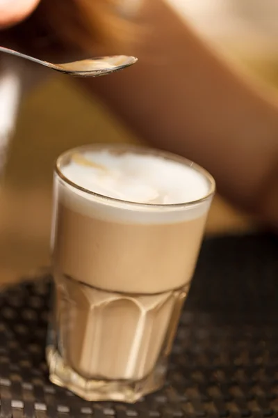 Macchiato op tafel — Stockfoto