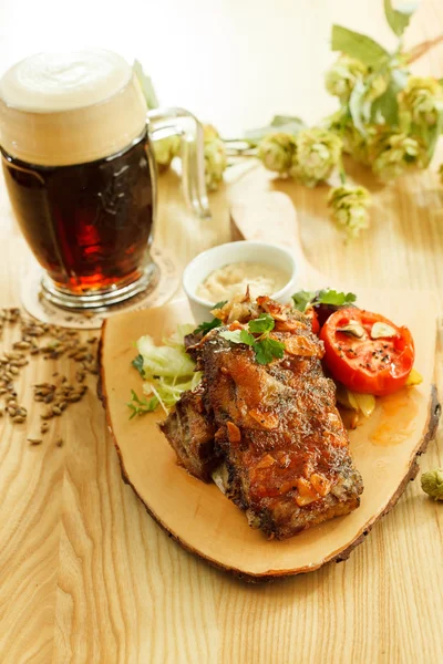 Carne alla griglia con birra — Foto Stock