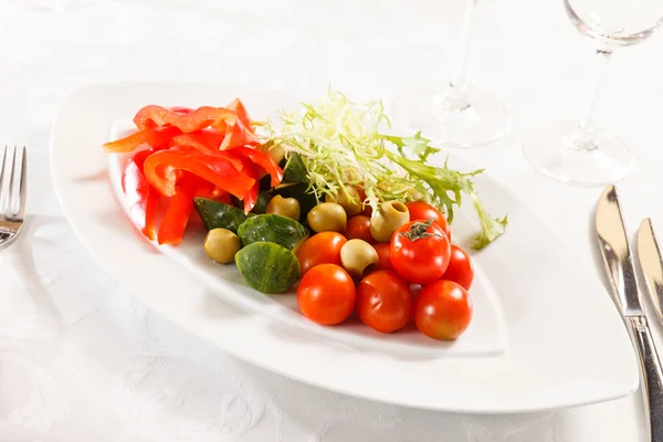 Verduras frescas en el plato —  Fotos de Stock