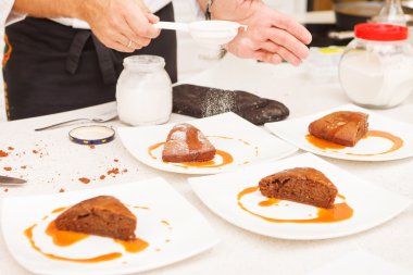 Karamel soslu çikolatalı pasta.