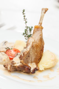 Patatesle kızartılmış ördek bacağı.