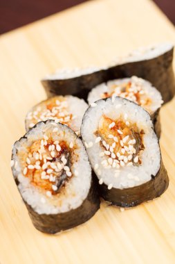 suşi ile yılan balığı