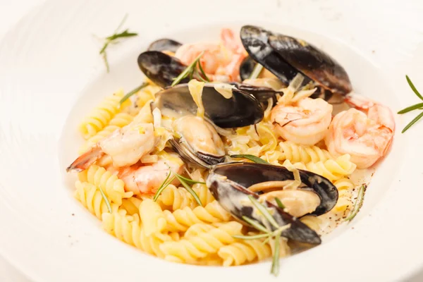 Lækker italiensk pasta med fisk og skaldyr - Stock-foto