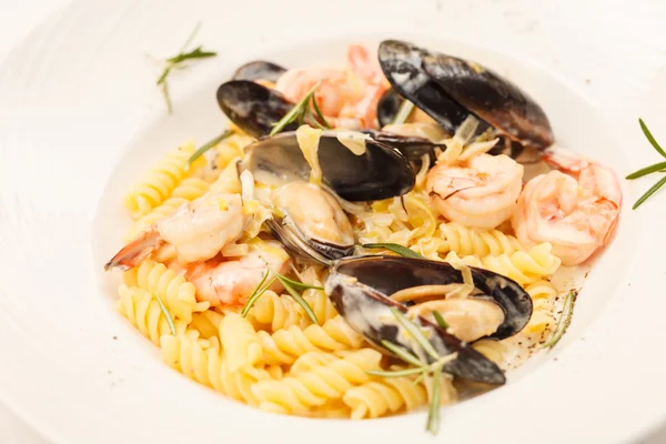 Pâtes italiennes délicieuses aux fruits de mer — Photo