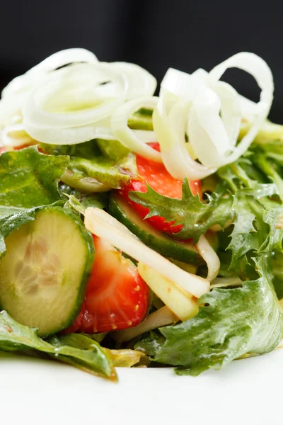 Салат с тунцом и клубникой — стоковое фото
