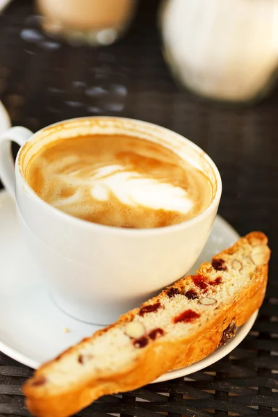 Cappuccino met cantuccini — Stockfoto