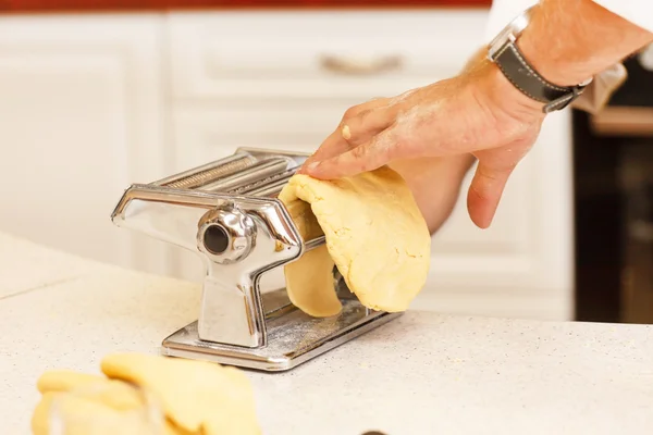 Kocken att göra pasta — Stockfoto